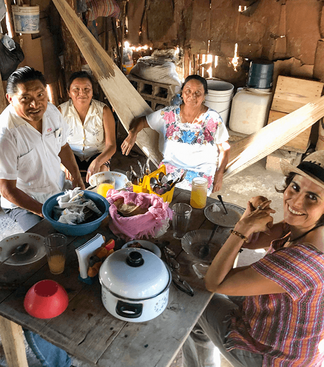 Familia Maya + Cenote